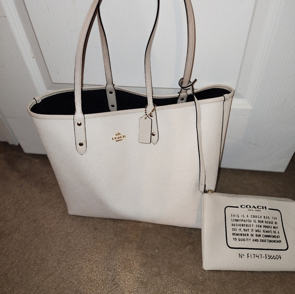 Reversible Coach city tote - Picture 5 of 9